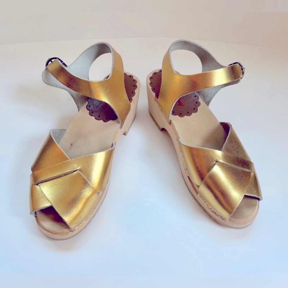LOOKING FOR Hanna Andersson girls gold clog sandal 35 or 36